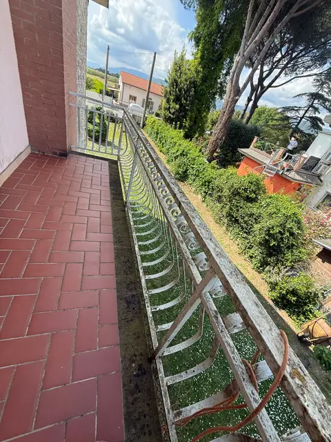 Ringhiera in ferro di un balcone prima del restauro