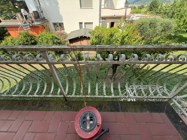 Balconata con ringhiera in ferro da riverniciare