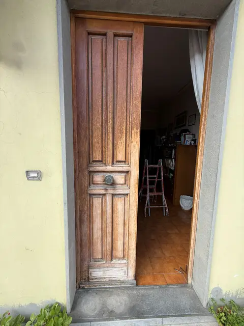 Portone d'epoca in legno sbiadito prima del restauro
