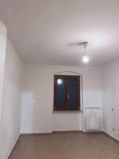 Camera tinteggiata di bianco con finitura uniforme