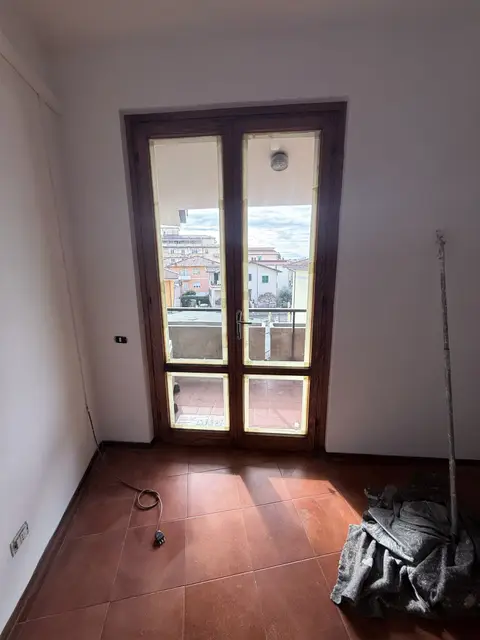 Portafinestra in legno restaurata in camera tinteggiata